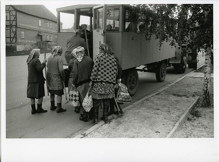 Frauen steigen in ein Auto ein.