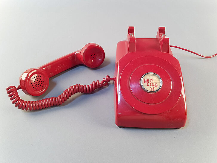 Rotes Kabeltelefon.