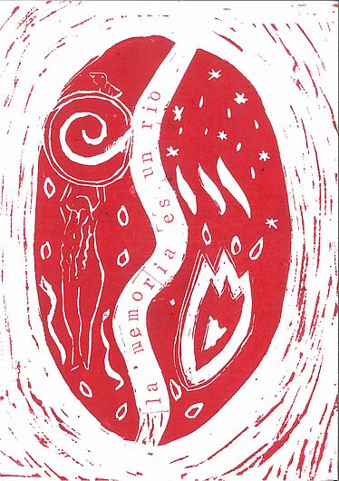 Roter Linolschnitt: Oval mit Schriftzug „la memoria es un río“ (Spanisch für „Die Erinnerung ist ein Fluss“); linke Hälfte zeigt Spirale, Vogel und Figur, rechte Hälfte zeigt Flammen und Sterne.