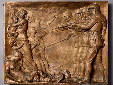 Bronzerelief mit einer Szene, die Soldaten zeigt, die Zivilpersonen töten.