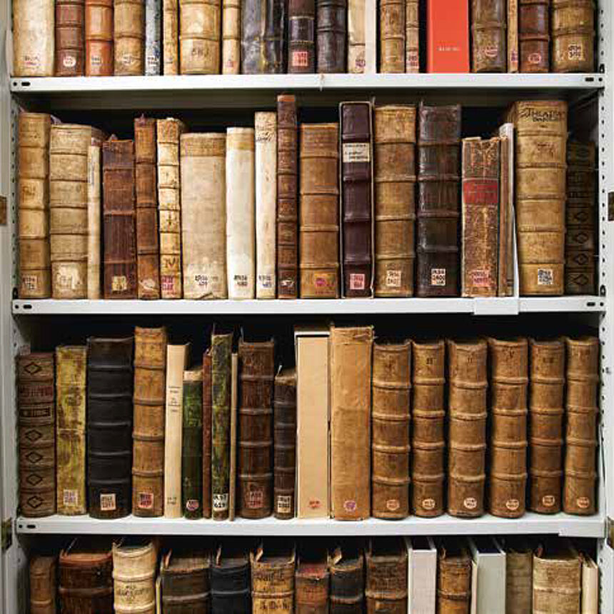 Ein Regal voller alter Bücher