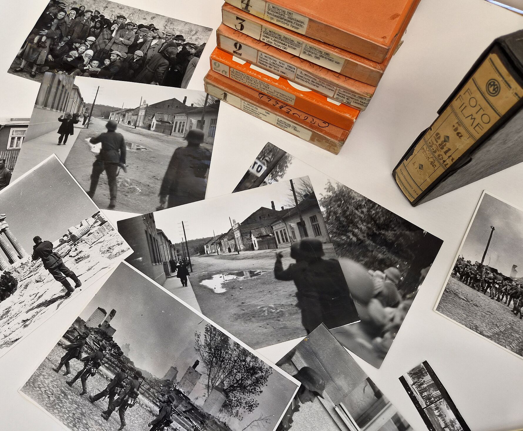 Aus der Sammlung Fotografie des DHM: Aufnahmen Gerhard Gronefelds, der die Wehrmacht im deutsch besetzten Europa als Propaganda-Fotograf begleitete Fotos, Archivkästen, Ordner