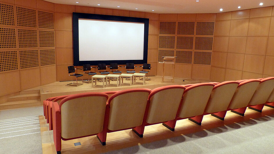 Das Auditorium bietet Sitzmöglichkeiten für 57 Personen.