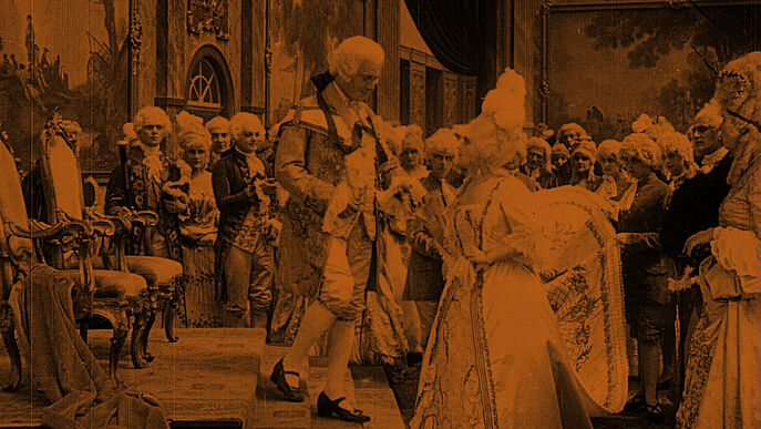Menschen auf einem historischen Ball.