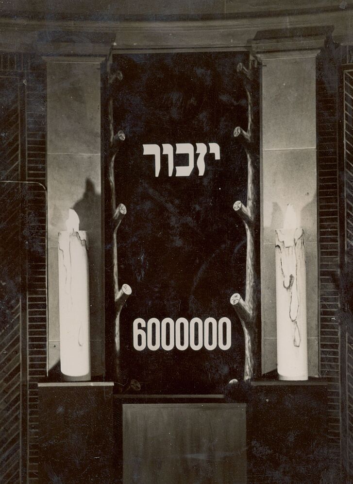 Admonition at the entrance of the exhibition “Undzer veg in der frayheyt”, DP Camp Bergen-Belsen, 1947, reproduction © Massuah – International Institute for Holocaust Studies Admonition at the entrance of the exhibition “Undzer veg in der frayheyt”, DP Camp Bergen-Belsen, 1947, reproduction © Massuah – International Institute for Holocaust Studies