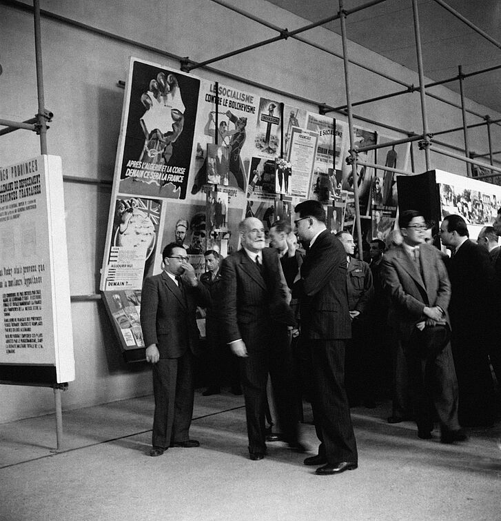 Exhibition organiser Jacques Billiet (1st from left) and guests at the opening of the exhibition “Crimes hitlériens” in front of collaborationist propaganda posters, Paris, June 1945, reproduction © Keystone-France/Gamma-Rapho via Getty Images Exhibition organiser Jacques Billiet (1st from left) and guests at the opening of the exhibition “Crimes hitlériens” in front of collaborationist propaganda posters, Paris, June 1945, reproduction © Keystone-France/Gamma-Rapho via Getty Images