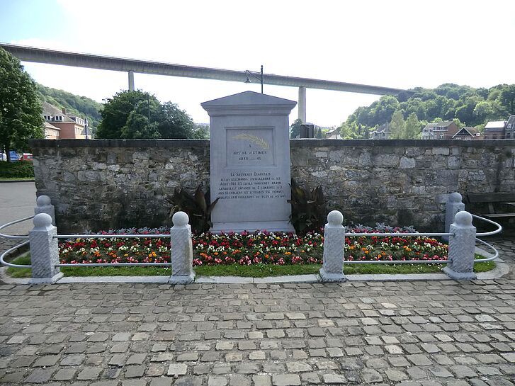 Foto des Denkmals mit Inschriften für die Opfer des Massakers 1914 (unten) und die Opfer des Zweiten Weltkriegs (oben), Dinant, 2025 Foto von Denkmal in Dinant