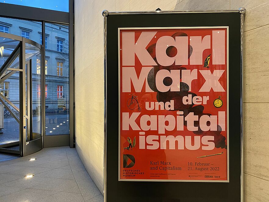 Fotografie mit dem Plakat zur Ausstellung "Karl Marx und der Kapitalismus" im Pei-Bau des Deutschen Historischen Museums