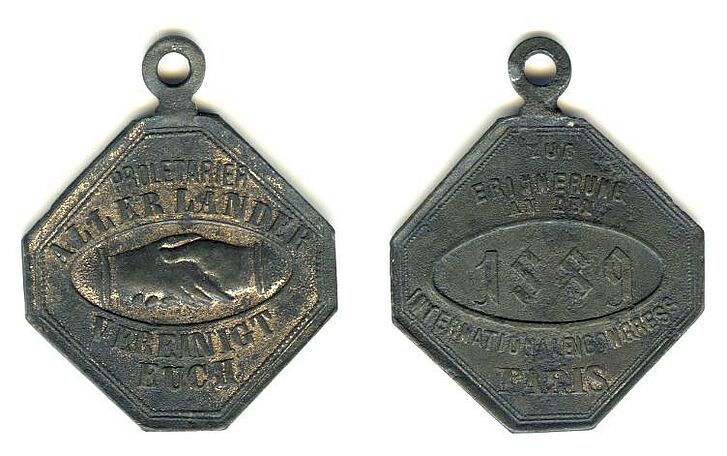 Vorder- und Rückseite einer Medaille mit Darstellung eines Handschlags und Text.