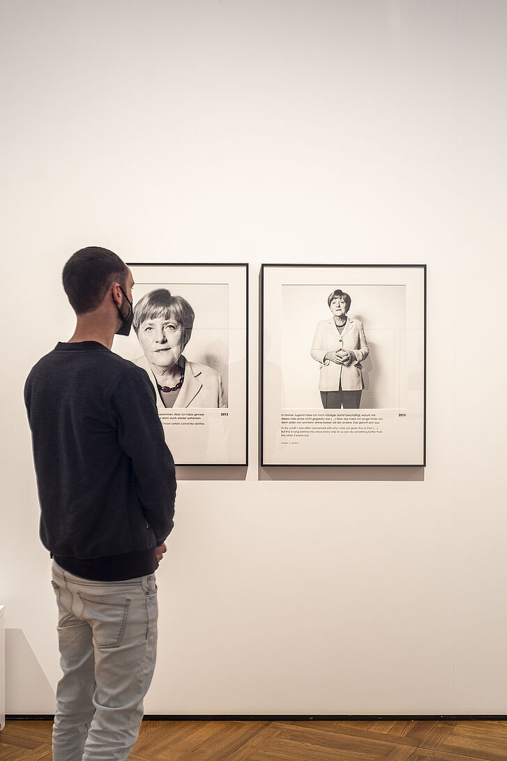 Ausstellungsansicht "Herlinde Koelbl. Angela Merkel Portraits 1991 – 2021"