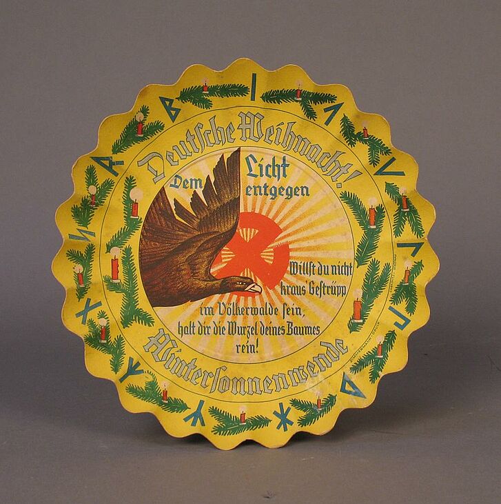 Teller mit Kerzen, Adler und völkischem Text.
