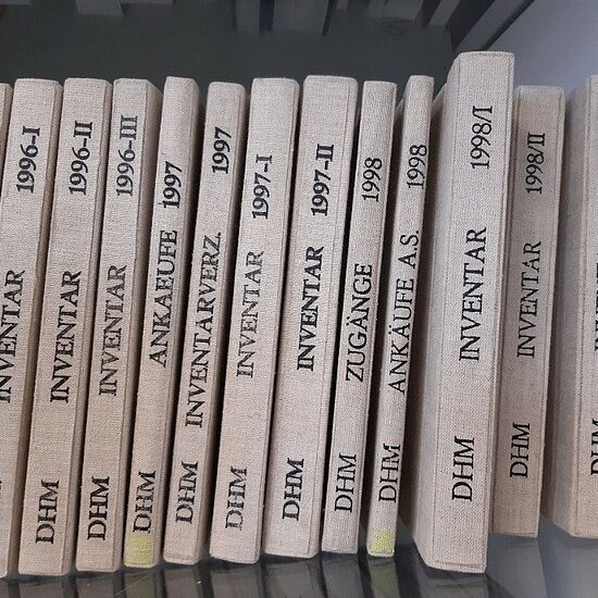 Buchrücken von Inventarbüchern des DHMs.