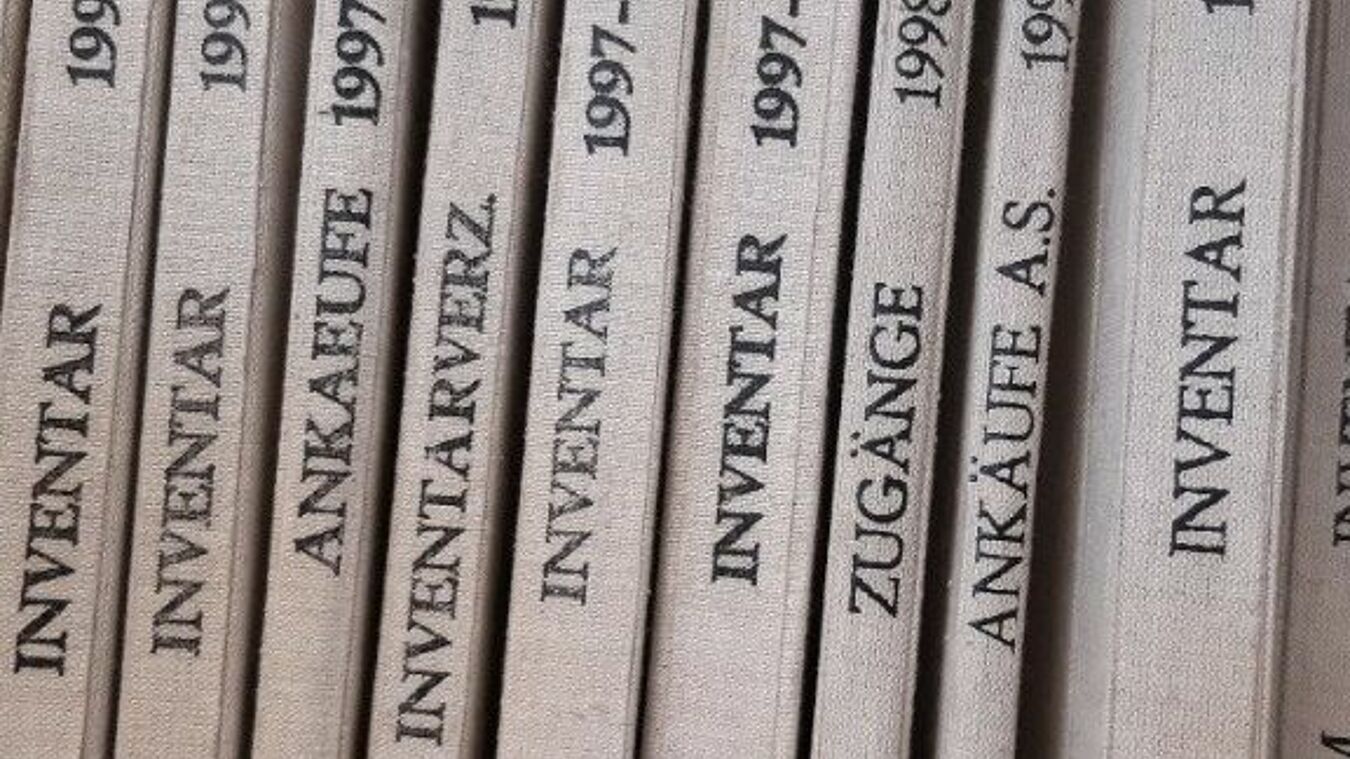 Buchrücken von Inventarbüchern des DHMs.
