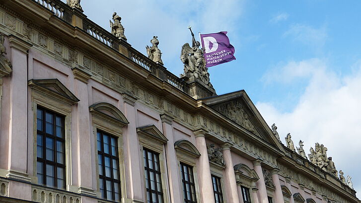 Zeughaus, Fahne Zeughaus, Fahne