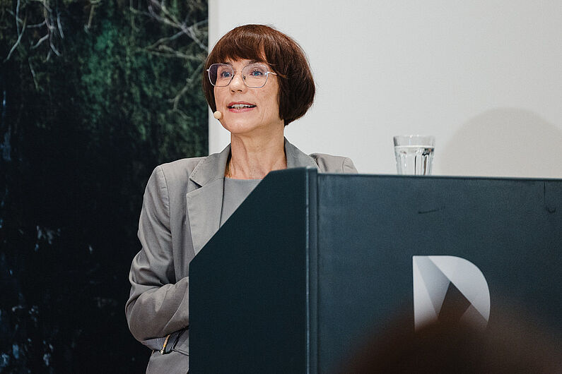 Annette Kehnel steht an einem Pult und spricht zum Publikum.