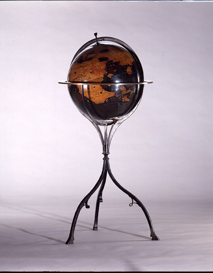 Первый глобус сохранился. Глобус земное яблоко Бехайма. Глобус созданный Мартином Бехаймом. Глобус Бейхмана.