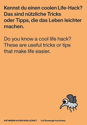Orangefarbene Aktivierungskarte mit der Frage: „Kennst du einen coolen Life-Hack? Das sind nützliche Tricks oder Tipps, die das Leben leichter machen.“ Unten rechts stilisierte Fliegen-Illustration.