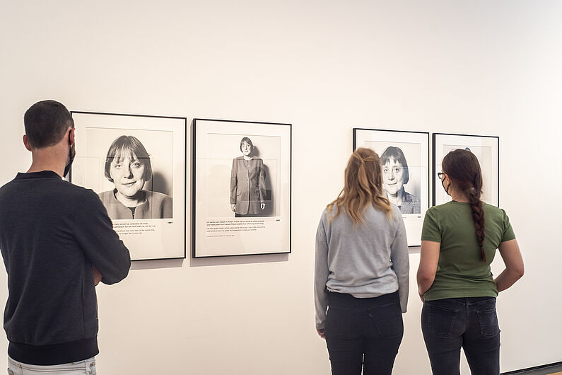 In der Ausstellung „Herlinde Koelbl. Angela Merkel Portraits 1991 – 2021” © DHM/Mathias Völzke