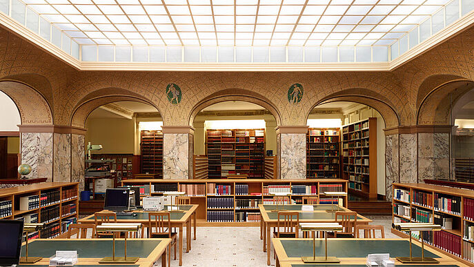 Tische in einer Bibliothek.