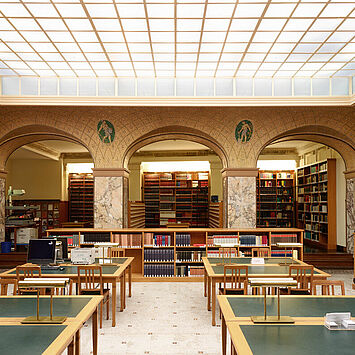 Tische in einer Bibliothek.