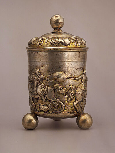 Peter Winter, Deckelbecher mit Motiven aus den Türkenkriegen, nach 1683. Peter Winter, Deckelbecher mit Motiven aus den Türkenkriegen, nach 1683. Nach den Siegen von Wien und Ofen (Buda) waren bei den Österreichern und ihren Verbündeten Erinnerungsstücke mit Szenen aus den Türkenkriegen gefragte „Souvenirs“. (Inv.Nr. KG 99/158)