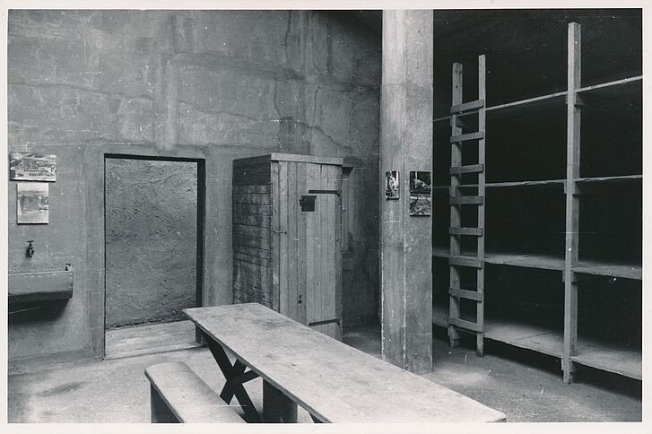 Reconstruction of a cell from the Theresienstadt Gestapo prison in “Památník nacistického barbarství” (Memorial to Nazi Barbarism), Liberec, 1946 © Státní oblastní archiv v Litoměřicích Reconstruction of a cell from the Theresienstadt Gestapo prison in “Památník nacistického barbarství” (Memorial to Nazi Barbarism), Liberec, 1946 © Státní oblastní archiv v Litoměřicích