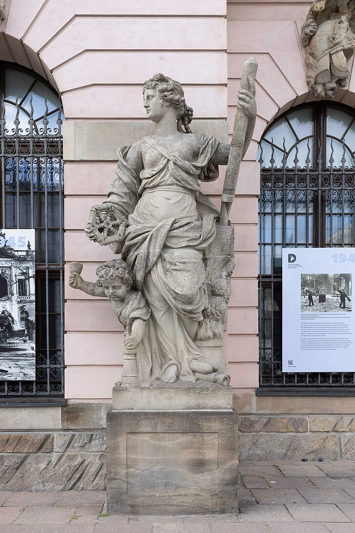 Zeughaus, sculpture main doorway