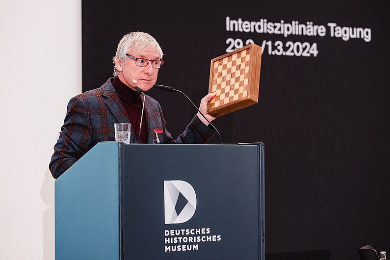 Ulrich Schädler beim Vortrag „Die Drei-Spiele-Kassette – eine bahnbrechende Erfindung im Spieldesign”.