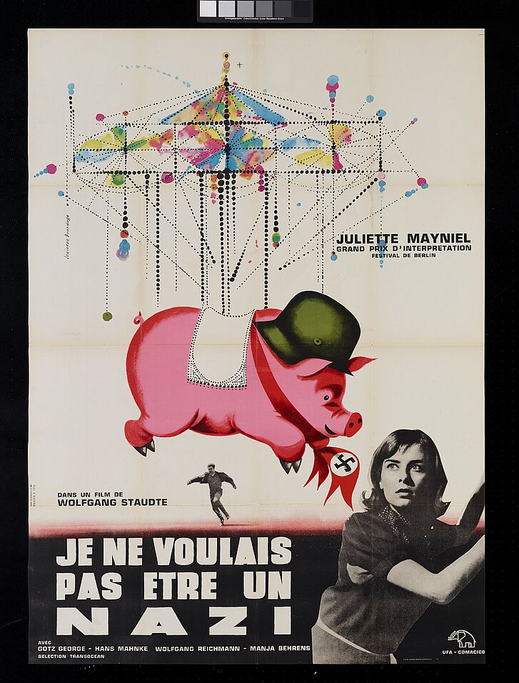 Plakat mit Schwein mit Helm und Hakenkreuzflagge.