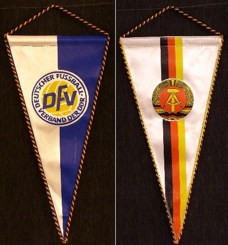 Vorder- und Rückseite eines Erinnerungswimpels des Deutschen Fußballverbandes der DDR.