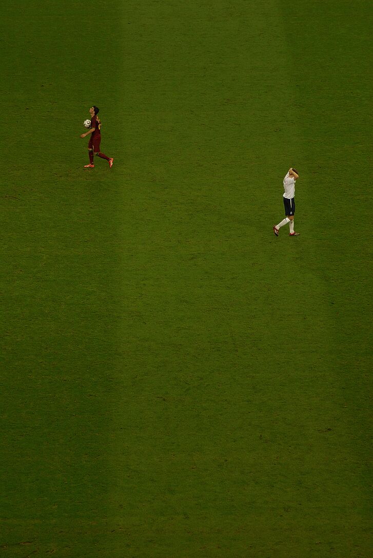 Zwei Fussballspieler auf einem Rasen.