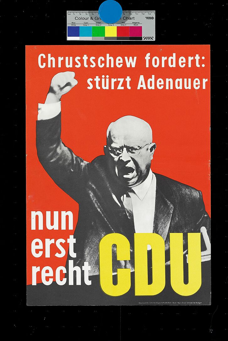 Ein Mann, der die Hand hebt und Text auf einem Plakat.