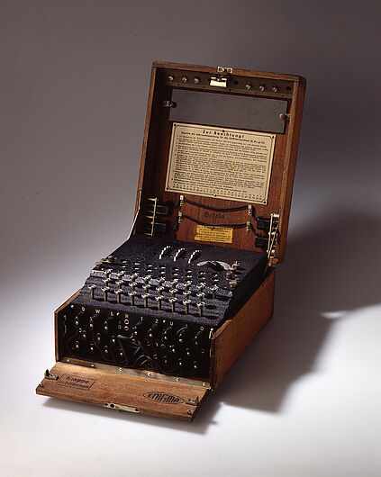 Chiffrier- und Dechiffriermaschine „Enigma“, 1937. Chiffrier- und Dechiffriermaschine „Enigma“, 1937. Mit der Enigma (griech.: Rätsel) konnten Texte, mittels mehrerer austauschbarer Chiffrierwalzen, und zusätzlicher Steckverbindungen verschlüsselt, werden. Durch die extrem hohe Zahl möglicher Codes, war die Wehrmacht anfangs abhörsicher. (Inv.Nr. AK 95/640)
