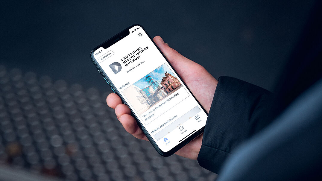 Eine Person hält ein Smartphone in der Hand