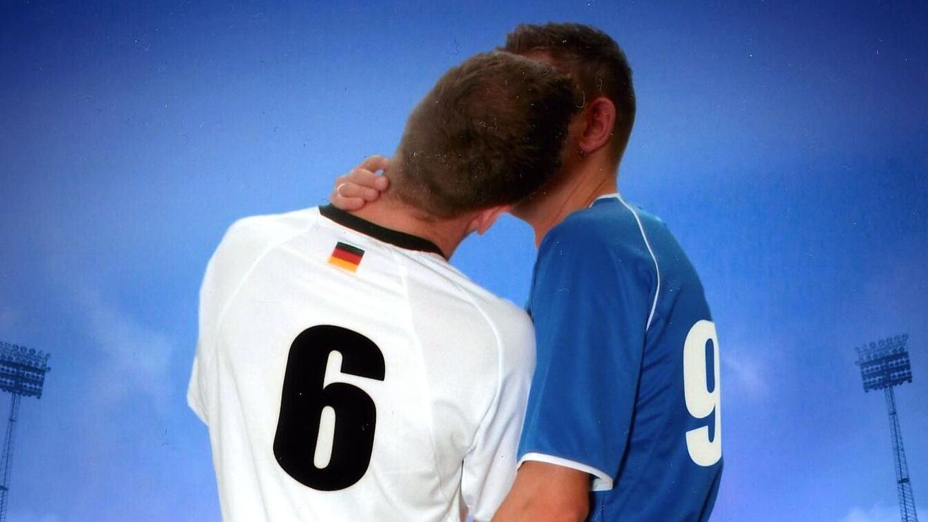 Zwei sich küssende Fussballer.