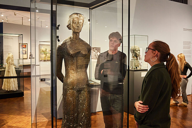 Menschen stehen in einer Ausstellung