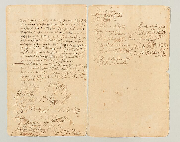Zweites Pilsener Revers vom 20. Februar 1634 (Urkunde Albrecht von Wallensteins mit Treuebekenntnis an Kaiser Ferdinand II. und Unterschriften von 32 Regimentsinhabern und Offizieren), 2 Doppelblätter; Papier, Tinte Zweites Pilsener Revers vom 20. Februar 1634 (Urkunde Albrecht von Wallensteins mit Treuebekenntnis an Kaiser Ferdinand II. und Unterschriften von 32 Regimentsinhabern und Offizieren), 2 Doppelblätter; Papier, Tinte
