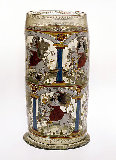 Kurfürstenhumpen, 1662. Kurfürstenhumpen, 1662. In der oberen Reihe reiten der Kaiser (zugleich König von Böhmen) und die geistlichen Kurfürsten von Mainz, Köln und Trier, darunter die Kurfürsten von Bayern, Sachsen, Brandenburg und der Pfalz. (Inv.Nr. KG 2000/43)