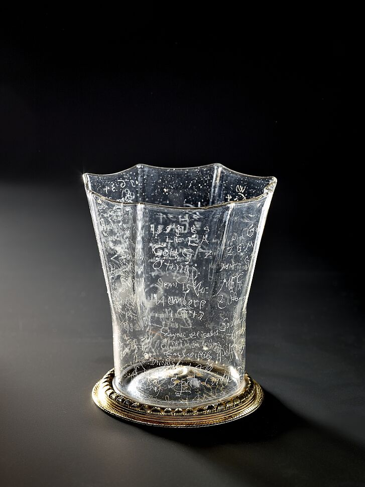 Glasbecher mit Gravuren