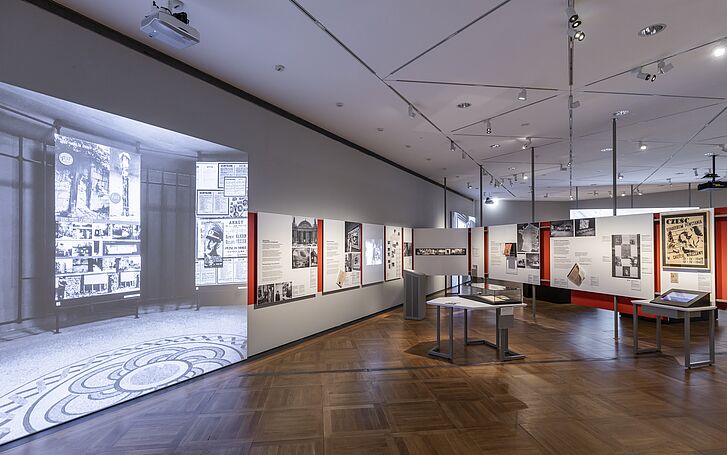 Ausstellungsansicht "Gewalt ausstellen Erste Ausstellungen zur NS-Besatzung in Europa, 1945-1948" - Ausstellungsteil „Crimes hitlériens“ (Hitlerische Verbrechen) Ausstellungsansicht "Gewalt ausstellen Erste Ausstellungen zur NS-Besatzung in Europa, 1945-1948"
