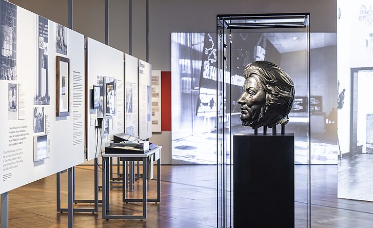 Ausstellungsansicht "Gewalt ausstellen Erste Ausstellungen zur NS-Besatzung in Europa, 1945-1948" - Ausstellungsteil „Warszawa oskarża“ (Warschau klagt an) Ausstellungsansicht "Gewalt ausstellen Erste Ausstellungen zur NS-Besatzung in Europa, 1945-1948" - Ausstellungsteil „Warszawa oskarża“ (Warschau klagt an)