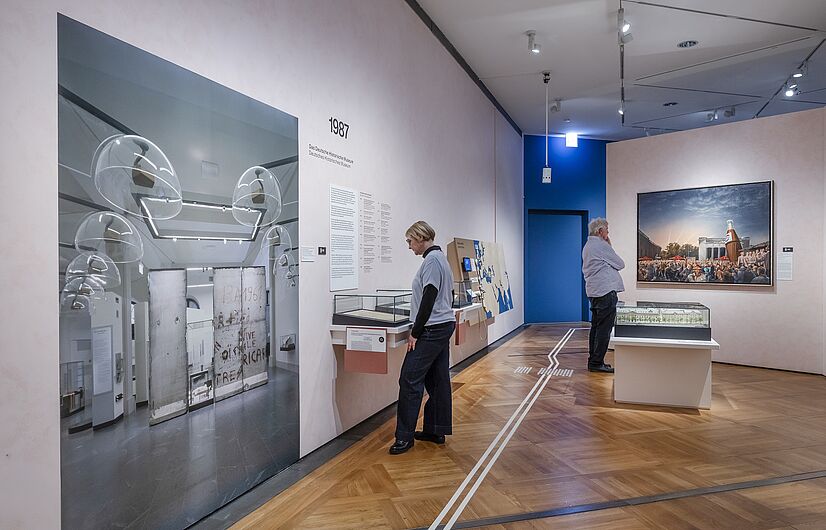 Menschen stehen in einer Ausstellung