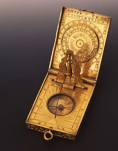 Markus Purmann, Aufklappbare Reisesonnenuhr, 1614.  Der nach Süden ausgerichtete Kompass war ein wesentlicher Bestandteil der Reiseuhren. Die eingravierten Tabellen und Skalen dienten der genauen Berechnung des Standortes und der Lokalzeit. (InvNr. KG 2000/6)