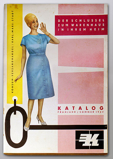 Katalog des Konsument-Versandhauses Karl-Marx-Stadt, 1962. Katalog des Konsument-Versandhauses Karl-Marx-Stadt, 1962. Seit 1961 gab es das Konsument-Versandhaus. Es konnte den Wunsch nach einer umfassenden und flächendeckenden Versorgung nicht erfüllen. Eingelegte Listen führten die nicht mehr lieferbaren Artikel auf. (Inv.Nr. Do2 2000/602)
