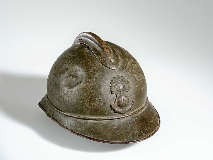 Ein Helm aus Stahl.