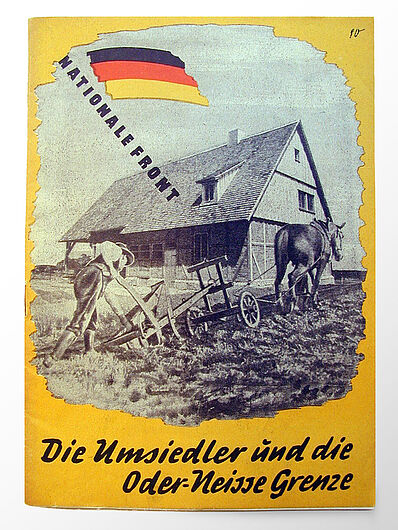 Broschüre über Umsiedler in der DDR und die Beziehungen zu Polen, um 1952. Broschüre über Umsiedler in der DDR und die Beziehungen zu Polen, um 1952. Die rund 4,5 Millionen Flüchtlinge und Vertriebenen hießen in der SBZ/DDR Umsiedler. Im Zuge der Beschwörung deutsch-polnischer Freundschaft wurde die Vertriebenenproblematik zunehmend tabuisiert. (Inv.Nr. DG 56/1136)