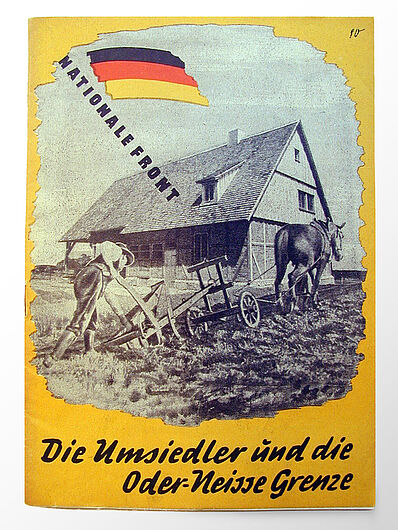 Broschüre über Umsiedler in der DDR und die Beziehungen zu Polen, um 1952. Die rund 4,5 Millionen Flüchtlinge und Vertriebenen hießen in der SBZ/DDR Umsiedler. Im Zuge der Beschwörung deutsch-polnischer Freundschaft wurde die Vertriebenenproblematik zunehmend tabuisiert. (Inv.Nr. DG 56/1136)