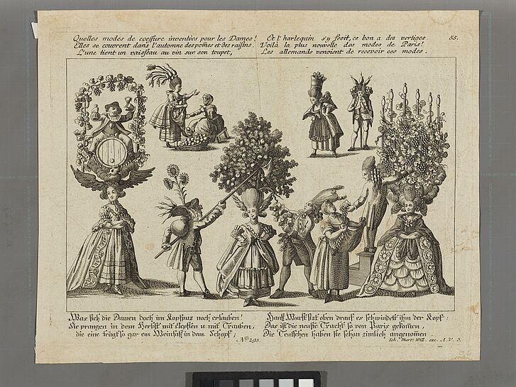 Frauen in historischem Gewand mit opu­lentem Kopfschmuck und Teils Bäumen auf dem Kopf.