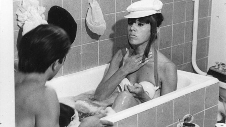Ein Mann und eine Frau in einer Badewanne.