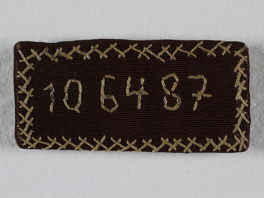 Handgefertigter Anstecker mit Häftlingsnummer aus dem Lager Retzow